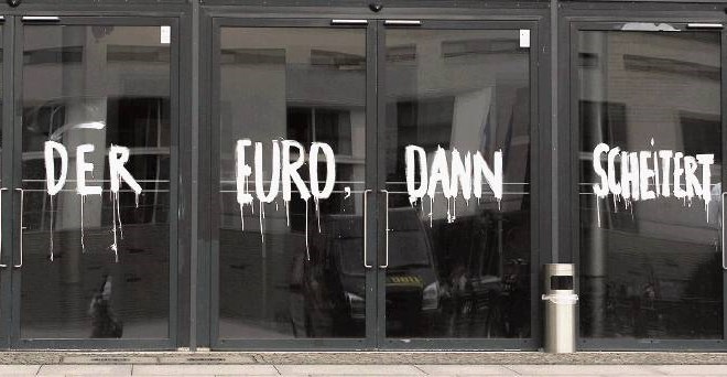 Kriza v EU odseva tudi v umetnosti. Dizajnerski studio Mario Lombardo je okrasil vhod v berlinski umetniški bienale s citatom...