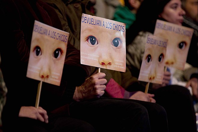 Bivša argentinska diktatorja obsojena na 50 in 15 let zapora zaradi kraje otrok