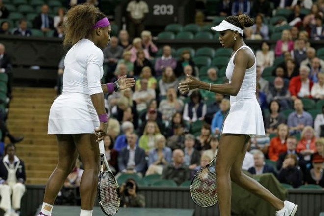 Serena in Venus Williams sta še petič osvojili wimbledonski naslov zmagovalk v dvojicah.