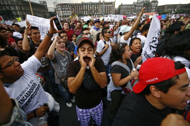 Na ulicah mehiške prestolnice je protestiralo več deset tisoč študentov.