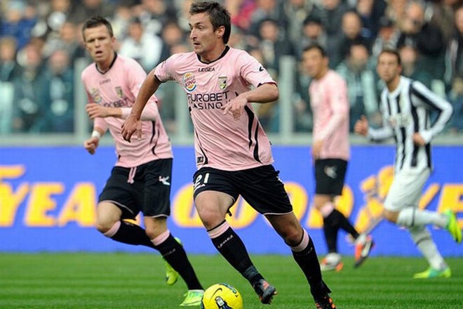Armin Bačinović (v sredini z žogo) za eno leto zapušča Palermo.