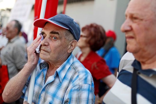 Proteste proti zniževanju posebnih pokojnin je Žveglič označil za norčevanje iz 344.000 upokojencev, katerih velika večina za...