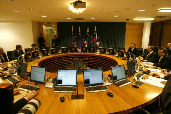 Ukom: Junija za plače članov vlade 32.000 evrov manj kot leto prej