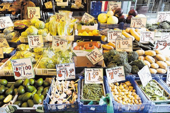 Kakovostna zelenjava na tržnici v Sohu sameva, kajti mnogi Londončani iščejo tisto "slabšo, a veliko cenejšo".