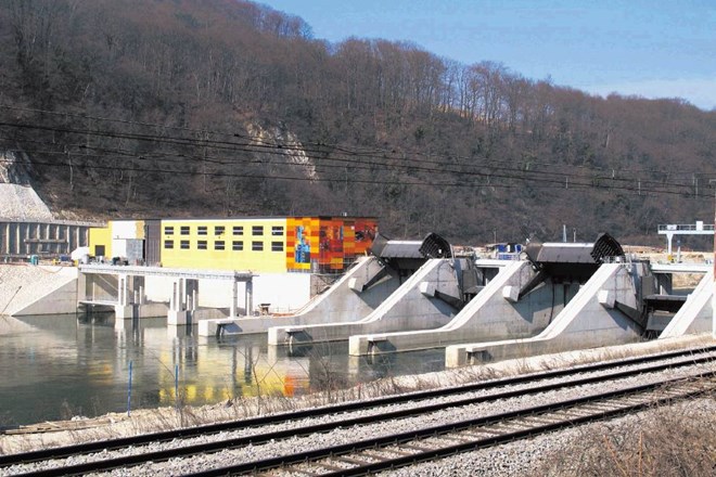 Velike hidroelektrarne (na fotografiji HE Krško z močjo 42 megavatov) bi lahko kmalu dobile konkurenco v srednje velikih  in...