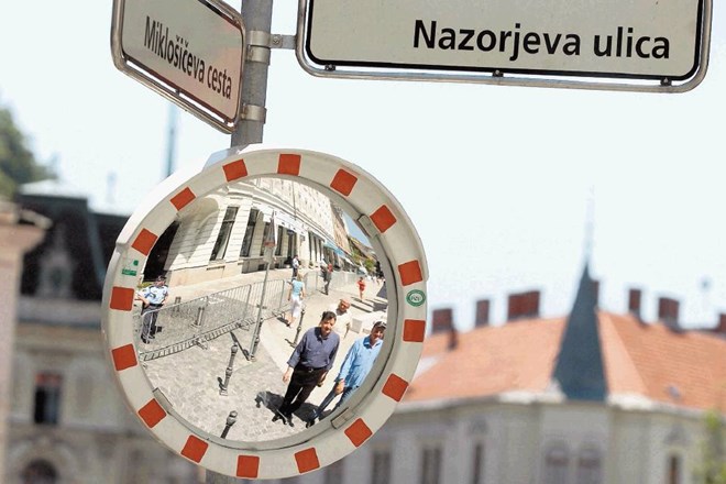Pobudniki ideje kot eno izmed možnih lokacij omenjajo  Miklošičevo in Nazorjevo ter Vegovo ulico.
