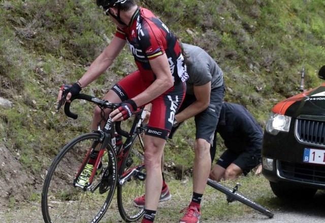 Med tistimi, ki so včeraj na kolesarski dirki Tour de France potrebovali pomoč mehanikov, je bil tudi Avstralec Cadel Evans.