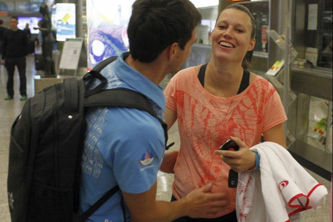 Peter Kauzer (levo) se je na letališču poslovil od dekleta Janje, s katero jeseni pričakujeta naraščaj.