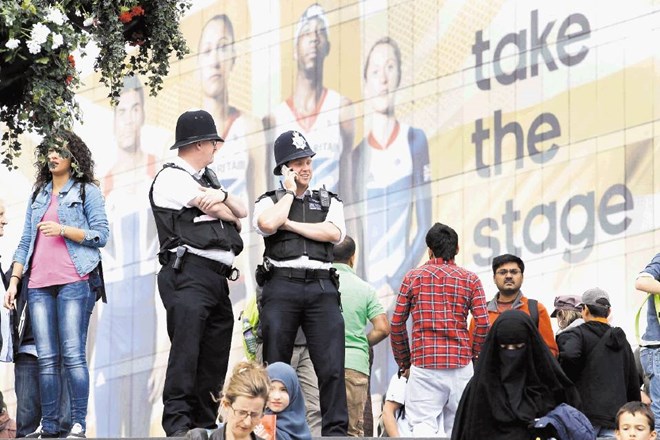 Policisti so te dni v Londonu tako rekoč na vsakem koraku.