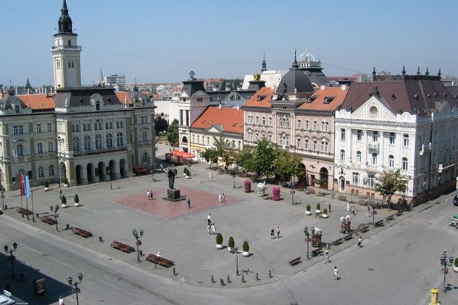 Novi Sad (na fotografiji) je tako sedež pokrajine, ne pa glavno mesto, Vojvodina pa ne sme imeti predstavništva v Bruslju.