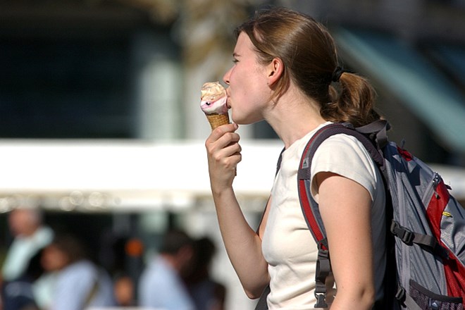 V Crikvenici cene določajo glede na državo, iz katere prihajajo turisti: Kepica sladoleda od 8 do 15 kun