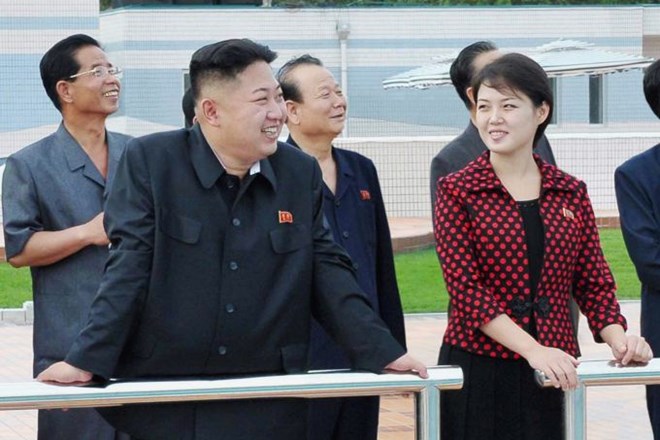 Kim Jong Un na fotografiji z "neimenovano žensko", ki naj bi bila njegova novopečena soproga.