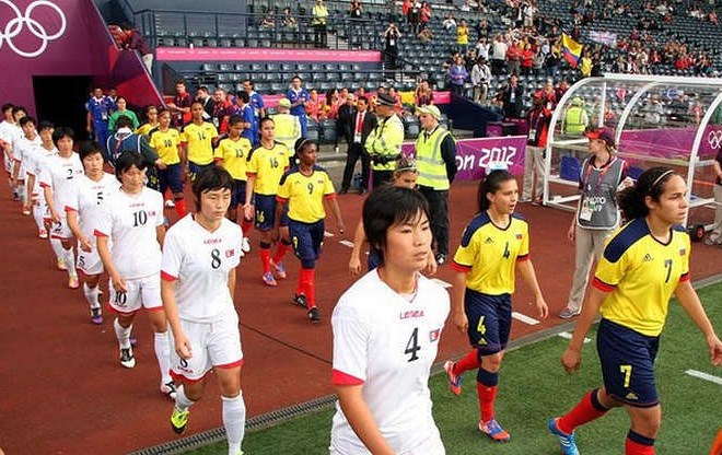 Tekma med nogometašicami Severne Koreje in Kolumbije se je zaradi napake organizatorjev začela s skoraj enourno zamudo.