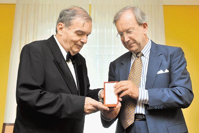 Publicist Vojislav Lukić je zlati častni znak za zasluge sprejel iz rok avstrijskega veleposlanika Erwina Kubescha.