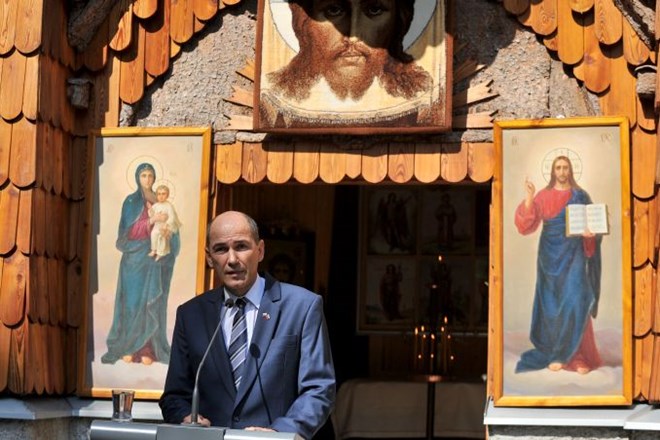 Premier Janez Janša, častni pokrovitelj slovesnosti, je v nagovoru pred okoli 2000 zbranimi kapelico označil za simbol...