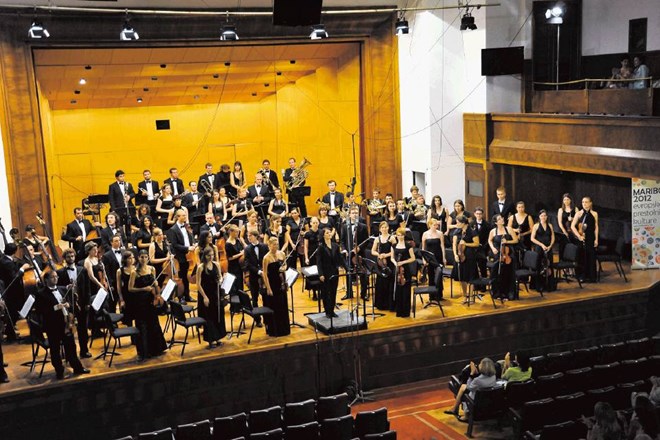 Živa Ploj Peršuh z Mednarodnim orkestrom Maribor MIO  2012, ki mu bo dirigirala tudi na zaključnem koncertu  druženja v...