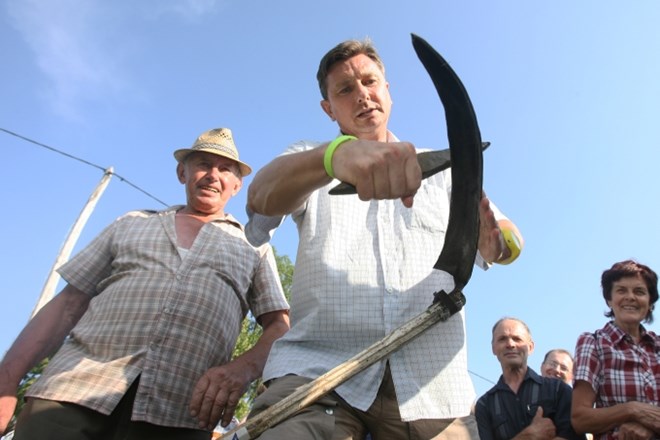 Borut Pahor med pripravami za košnjo trave.
