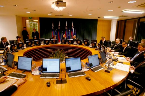 Na današnji seji je vlada v odsotnosti ministra za finance Janeza Šušteršiča zavrnila njegova izhodišča za proračun za...