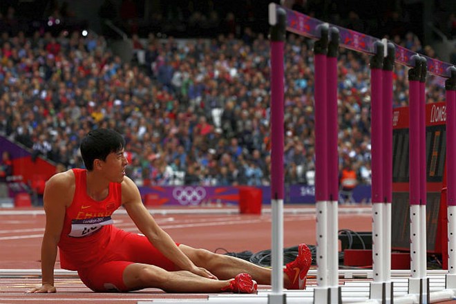 Kitajec Liu Xiang je igre v Londonu končal podobno kot domače v Pekingu. Obakrat je zaradi poškodbe z nastopi zaključil že v...
