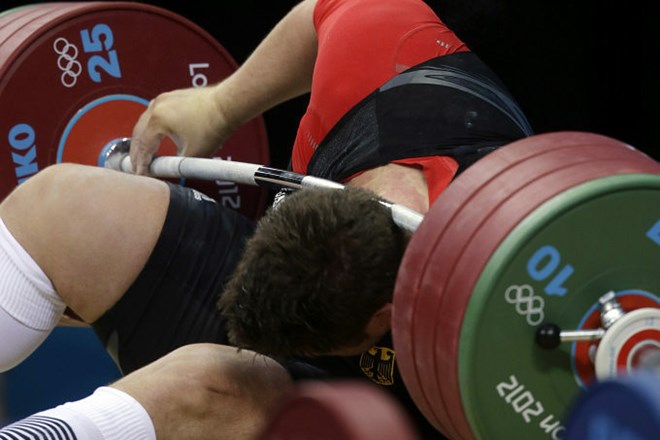 Na nekdanjega olimpijskega prvaka padlo 196 kilogramov