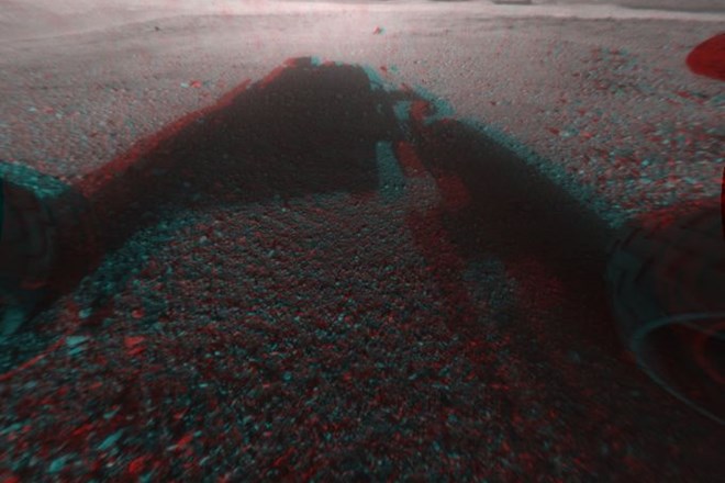 Radovedni laboratorij Curiosity z Marsa poslal prve 3D fotografije