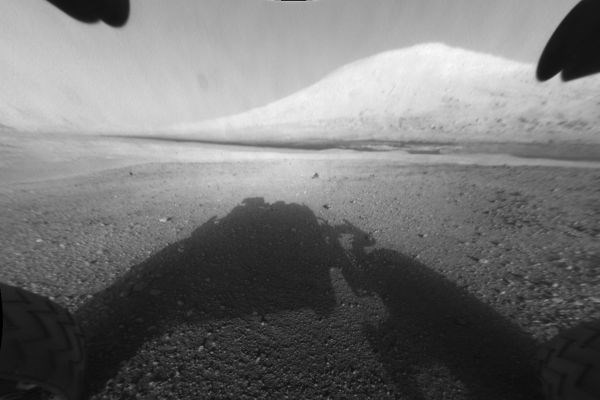 Prvi Curiosityjevi posnetki Marsa.