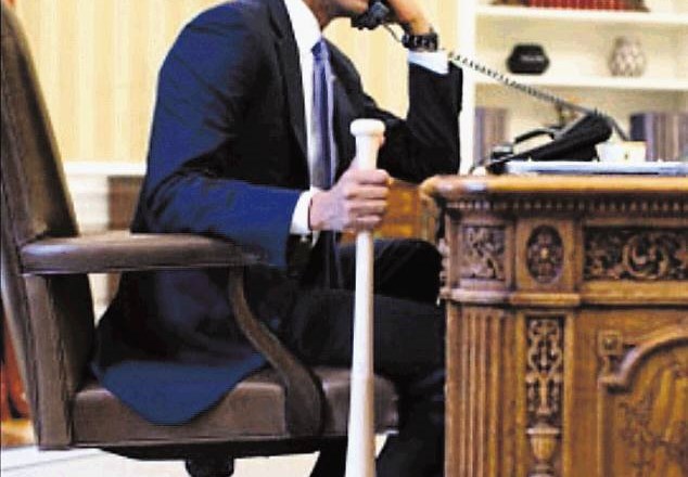 Fotografija predsednika ZDA Obame s telefonom v eni in bejzbolsko palico v drugi roki je razburila Turke.