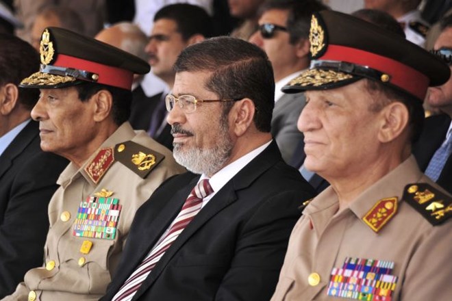 Egiptovski predsednik Mohamed Morsi (na sredini).