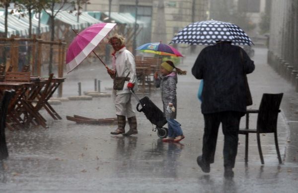 Končno nekaj dežja: Krajevne nevihte povzročajo nevšečnosti predvsem v osrednji Sloveniji
