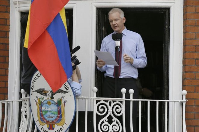 Julian Assange med govorom na balkonu ekvadorskega veleposlaništva.