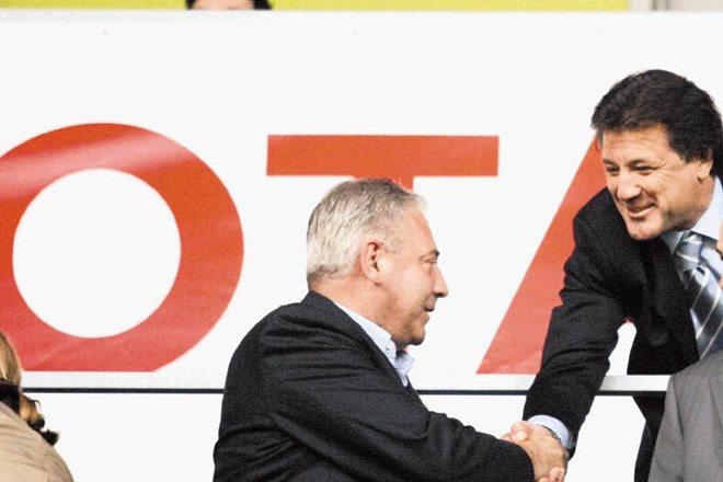 Zdravko Mamić (desno, levo nekdanji hrvaški premier Ivo Sanader) ima bogate izkušnje s tekmami Dinama s slovenskimi klubi v...