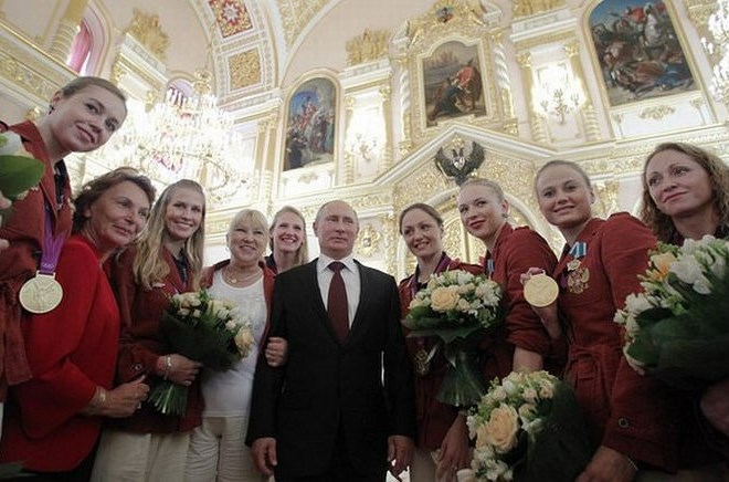Vladimir Putin v družbi ruskih športnic.