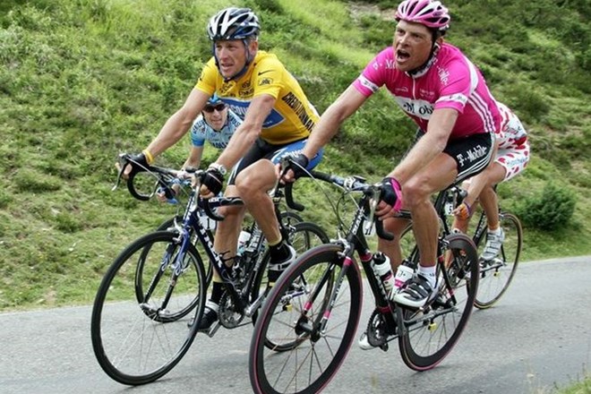 Jan Ullrich (desno) je moral na Touru kar trikrat priznati premoč le Lanceu Armstrongu, a pravi, da ga naknadno priznane...