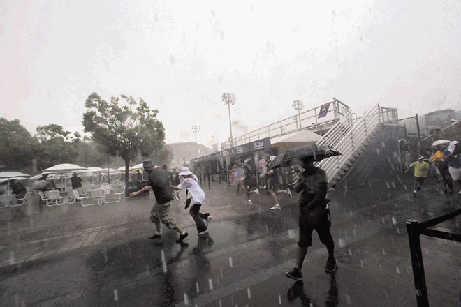 Le uro in pol po začetku včerajšnjih dvobojev je New York zajelo močno deževje, ki je prekinilo tekmovanje.