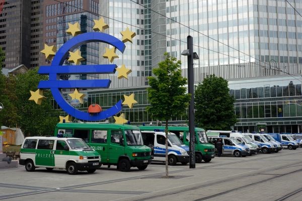 ECB je leta 2010 zagnala program odkupovanja obveznic problematičnih držav, s čimer je zniževala njihove stroške...