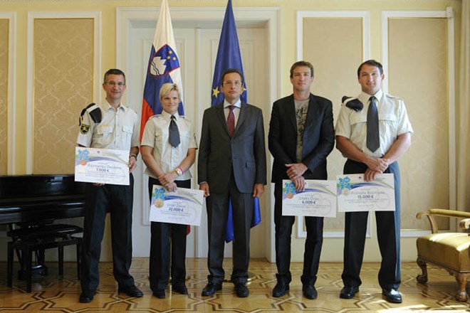 Denarne nagrade sta slovenskim dobitnikom olimpijskih medalj obljubila država in Olimpijski komite Slovenije (OKS).