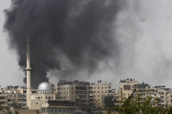 Dim se vije iz središča Alepa.