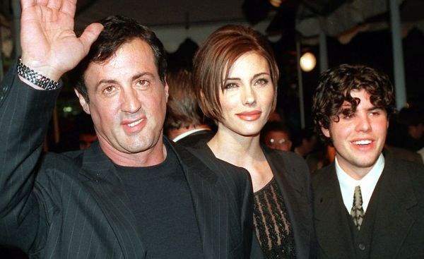 Sly z dekletom Jennifer Flavin in pokojnim sinom Sagem na premieri filma Daylight leta 1996.