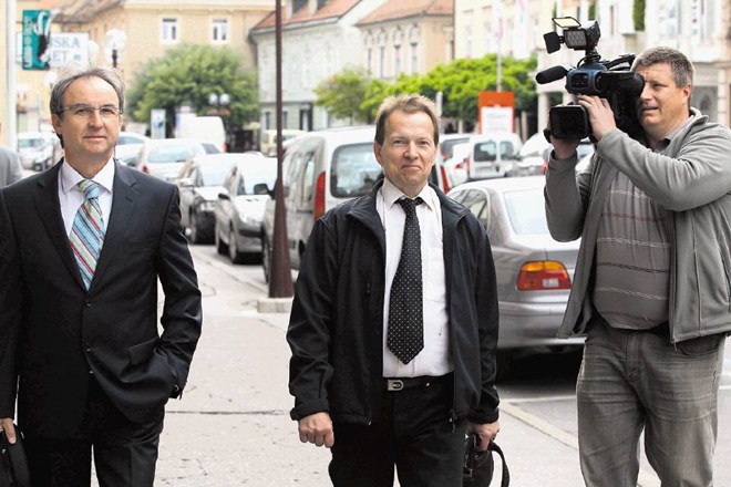 Odvetnik Marjan Feguš in zdravnik Andrej Žmavc (desno)  bosta še nekaj časa hodila na celjsko sodišče.