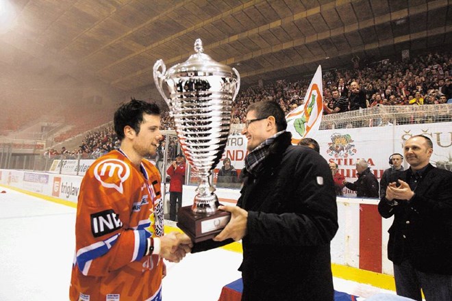 Hokejski klub Acroni Jesenice ima v lasti 32 državnih naslovov, priložnosti za osvajanje novih lovorik pa zaradi nevzdržne...