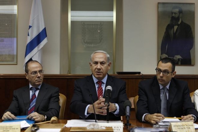 Izraelski premier Benjamin Netanjahu (na sredini) vse ostreje poziva k vojni proti Iranu.