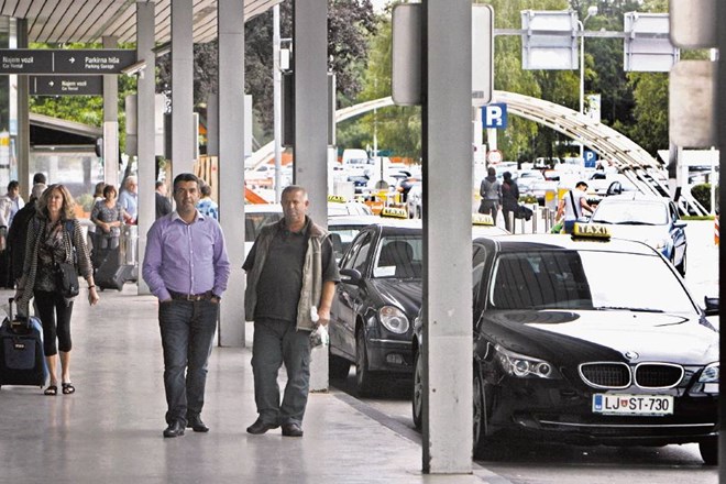 Domnevni kartel taksistov na brniškem letališču je že od leta 2010 pod drobnogledom Urada za varstvo konkurence.