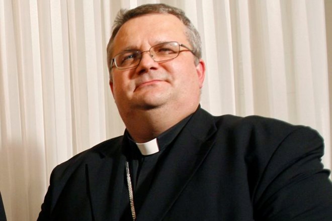 Škof Štumpf: Cilj medijev je uničenje Cerkve