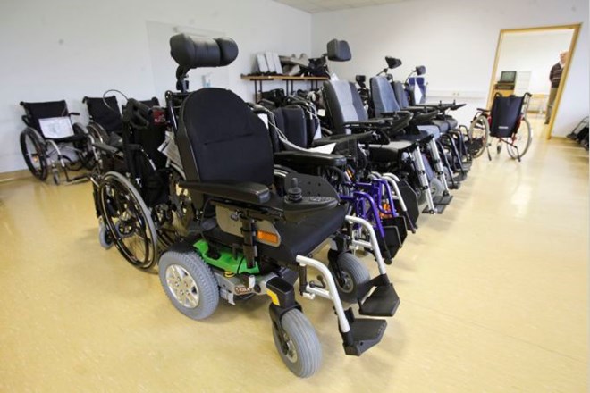 Predlog zakona o osebni asistenci invalidnih oseb ni primeren za nadaljnjo obravnavo