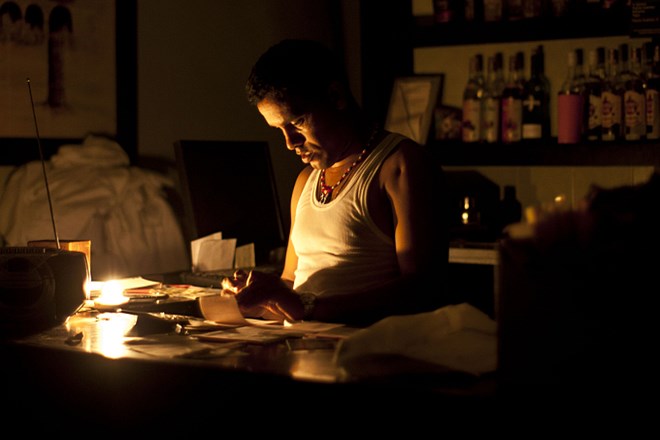 Kubanci v nedeljo ostali brez elektrike, v Havani prebivalci iskali hladen piš