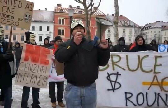 Gregor Plemenko na februarskih protestih proti sporazumu ACTA.