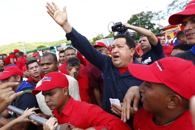 Chavez se zadnje mesece bori z rakom, a je na predvolilnih shodit videti, da kar poka od zdravja.