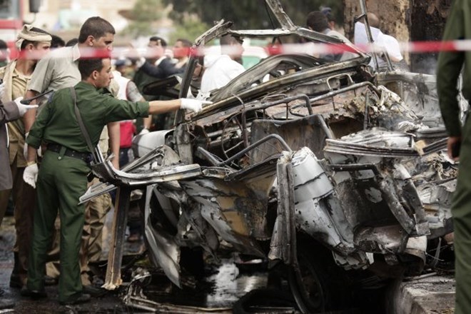 V eksploziji avtomobila bombe, ki je odjeknila ob konvoju avtomobilov z ministrom, je bilo ubitih najmanj 13 ljudi, od tega...