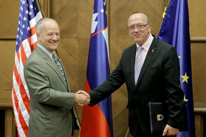 Notranji minister Vinko Gorenak in veleposlanik ZDA v Sloveniji Joseph Mussomeli.