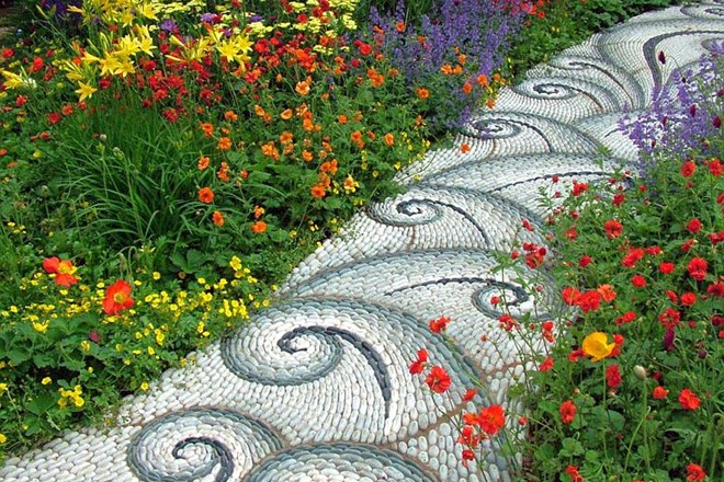 Na vrtu si omislite eleganten mozaik iz rečnega proda